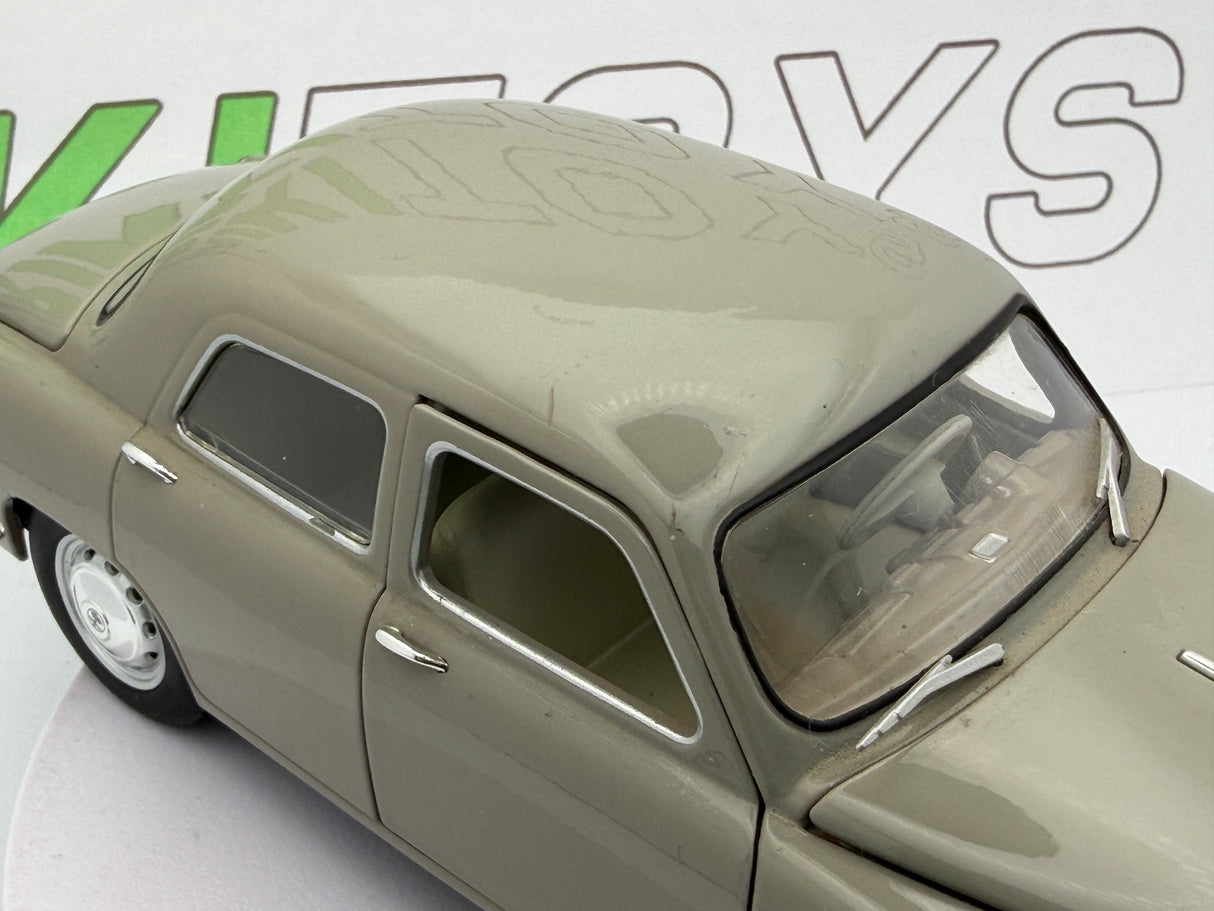 Alfa Romeo 1900 berlina Leo Models 1/24 Marrone chiaro 1950