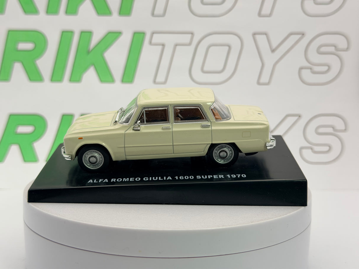 Alfa Romeo Giulia Super 1600 Edicola 1/43 Bianco scuro 1970