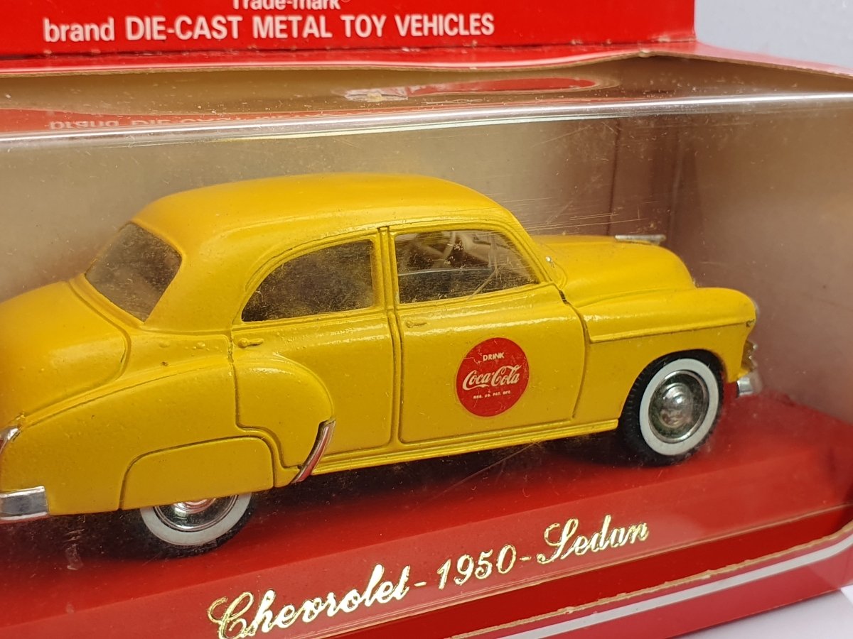 Chevrolet Sedan Solido 1/43 Giallo 1950 - RikiToys - Solido