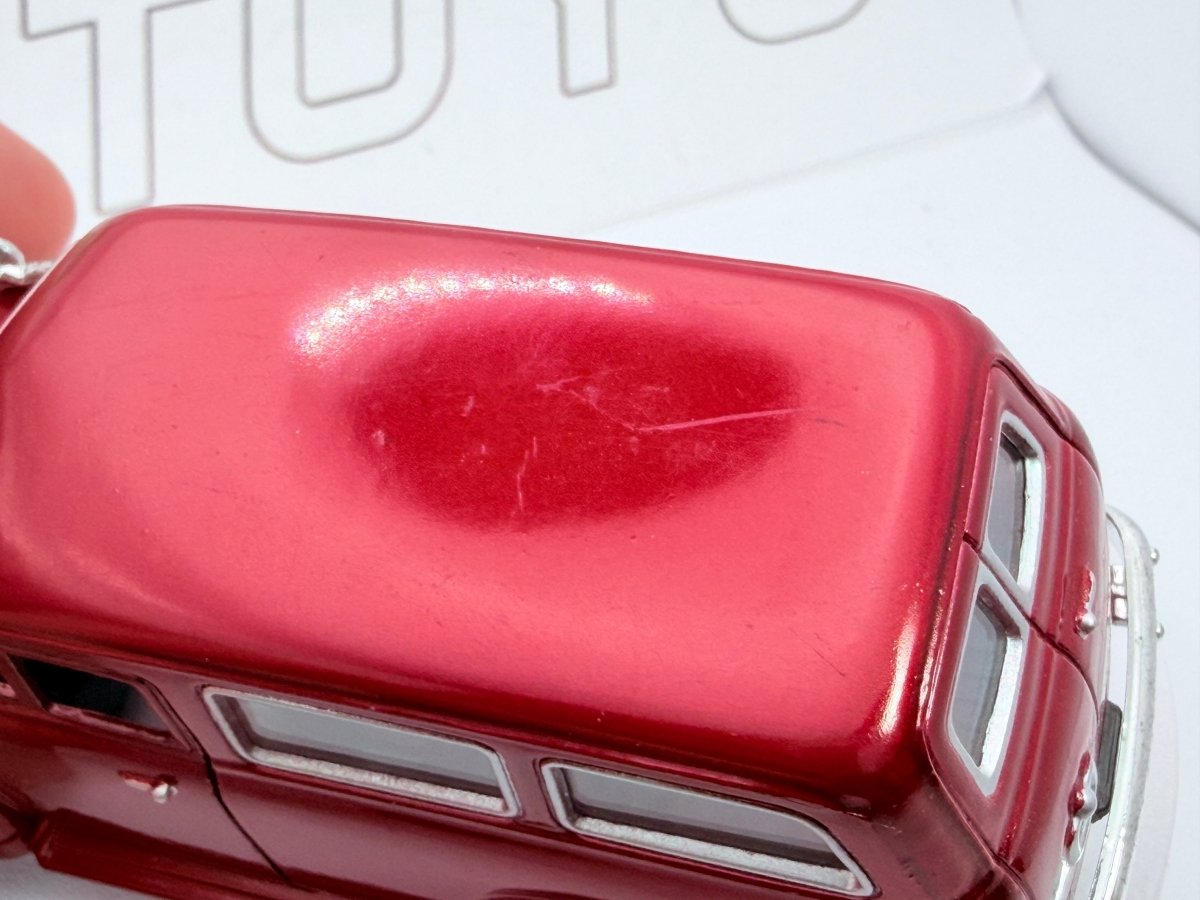 Chevrolet Suburban Kinsmart 1/36 Rosso metallizzato 1950 - RikiToys - Kinsmart