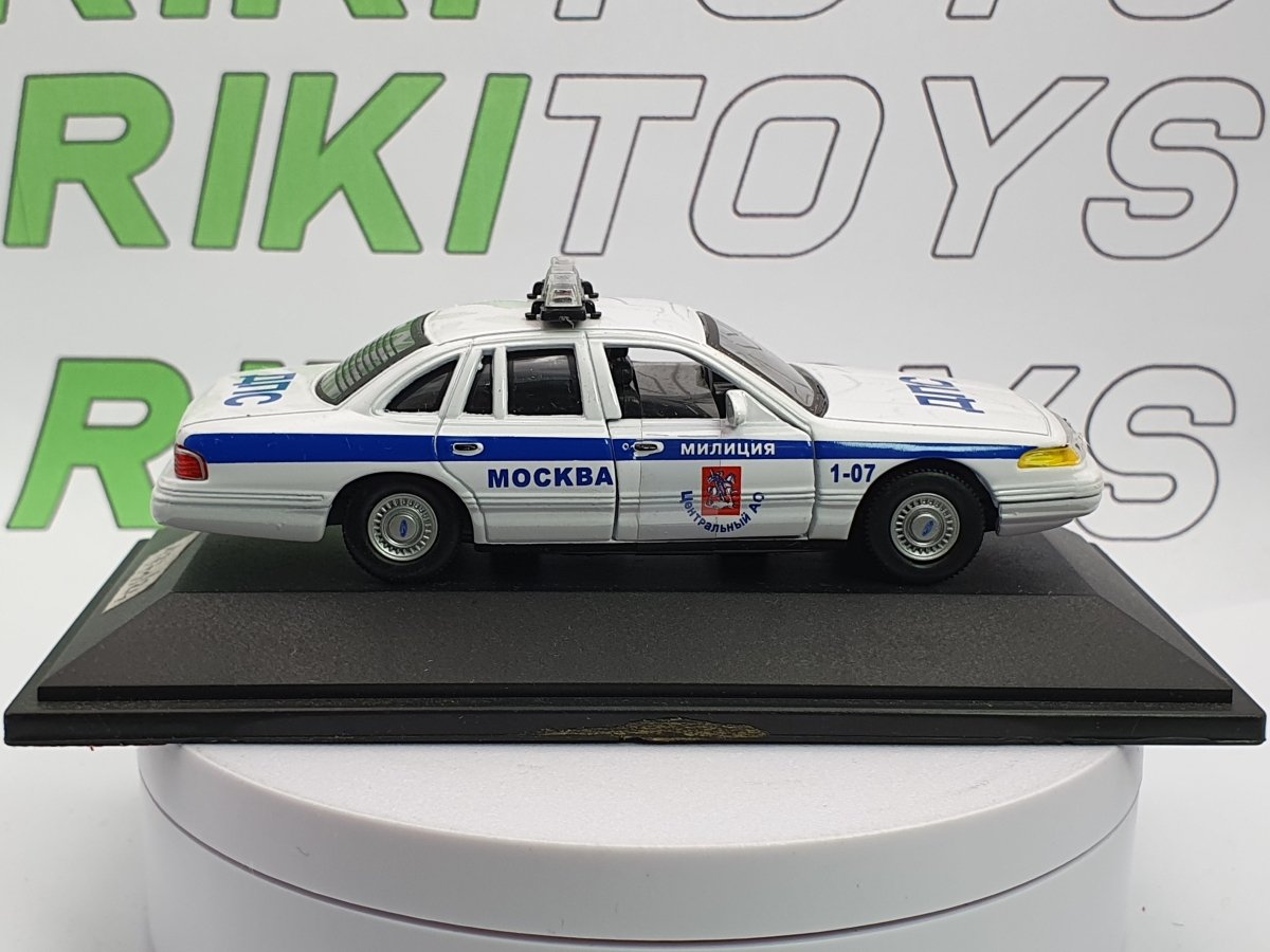 Ford Crown Victoria Edicola 1/43 Bianco 1998 - RikiToys - Edicola