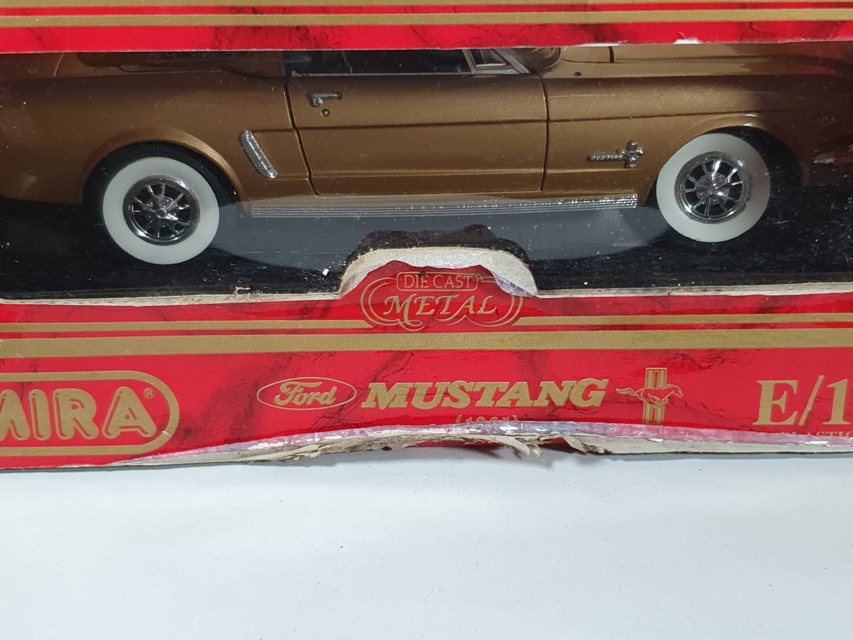 Ford Mustang Fastback Mira 1/18 Oro 1965 - RikiToys - Mira