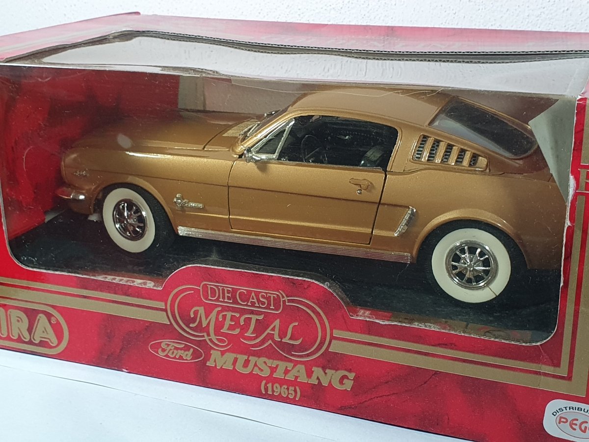 Ford Mustang Fastback Mira 1/18 Oro 1965 - RikiToys - Mira