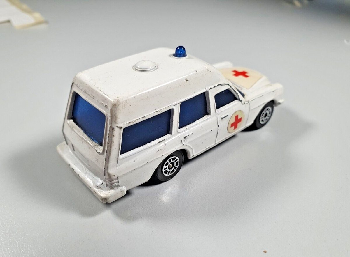 Mercedes 2200 Binz Ambulance Corgi Juniors 1/66 - RikiToys - Corgi#