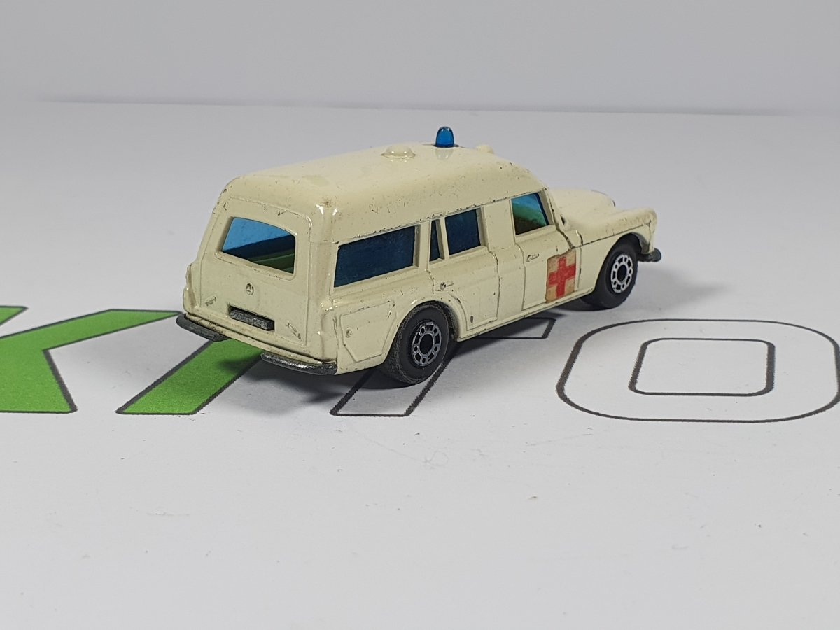 Mercedes Ambulanza Matchbox 1/60 - RikiToys - Matchbox#