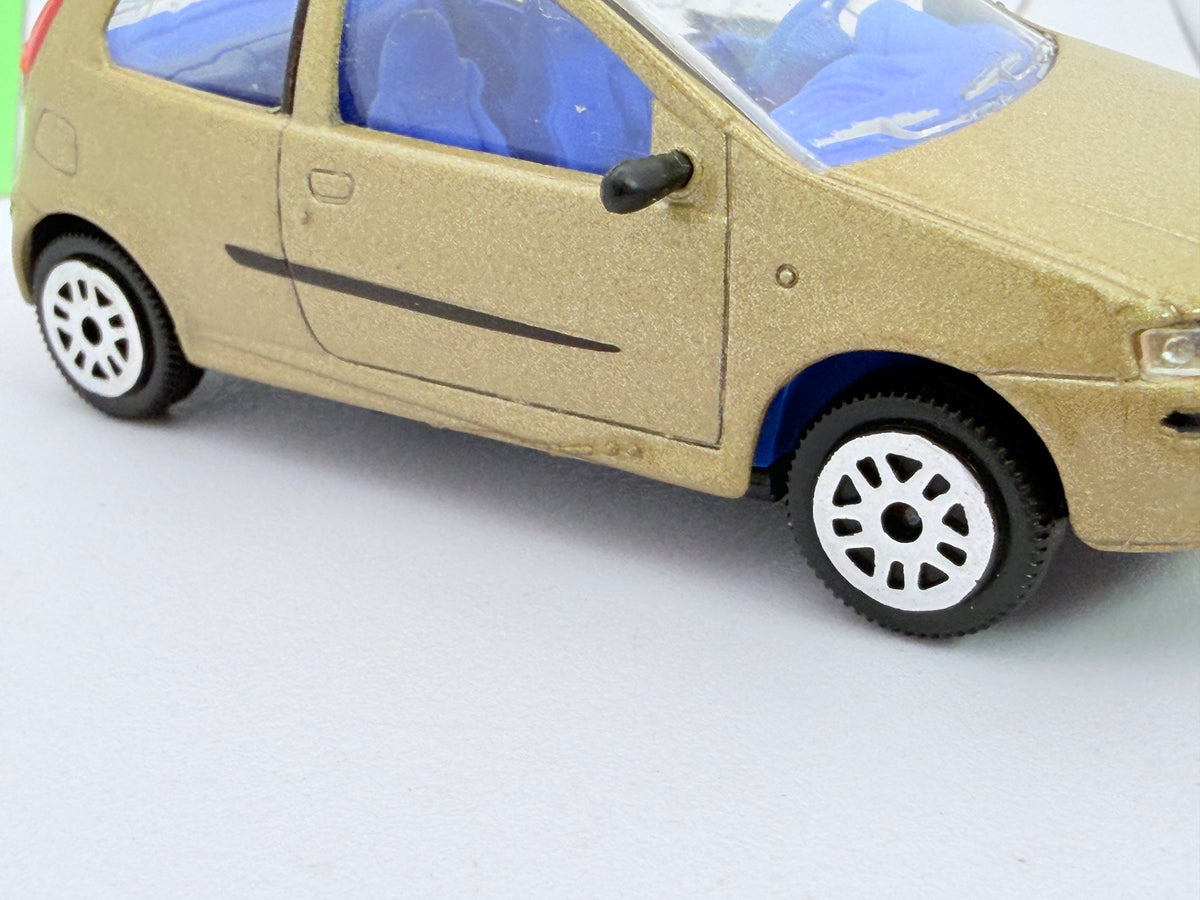 Fiat Punto 3 porte Majorette 1/43 Oro chiaro mtallizzato 1999