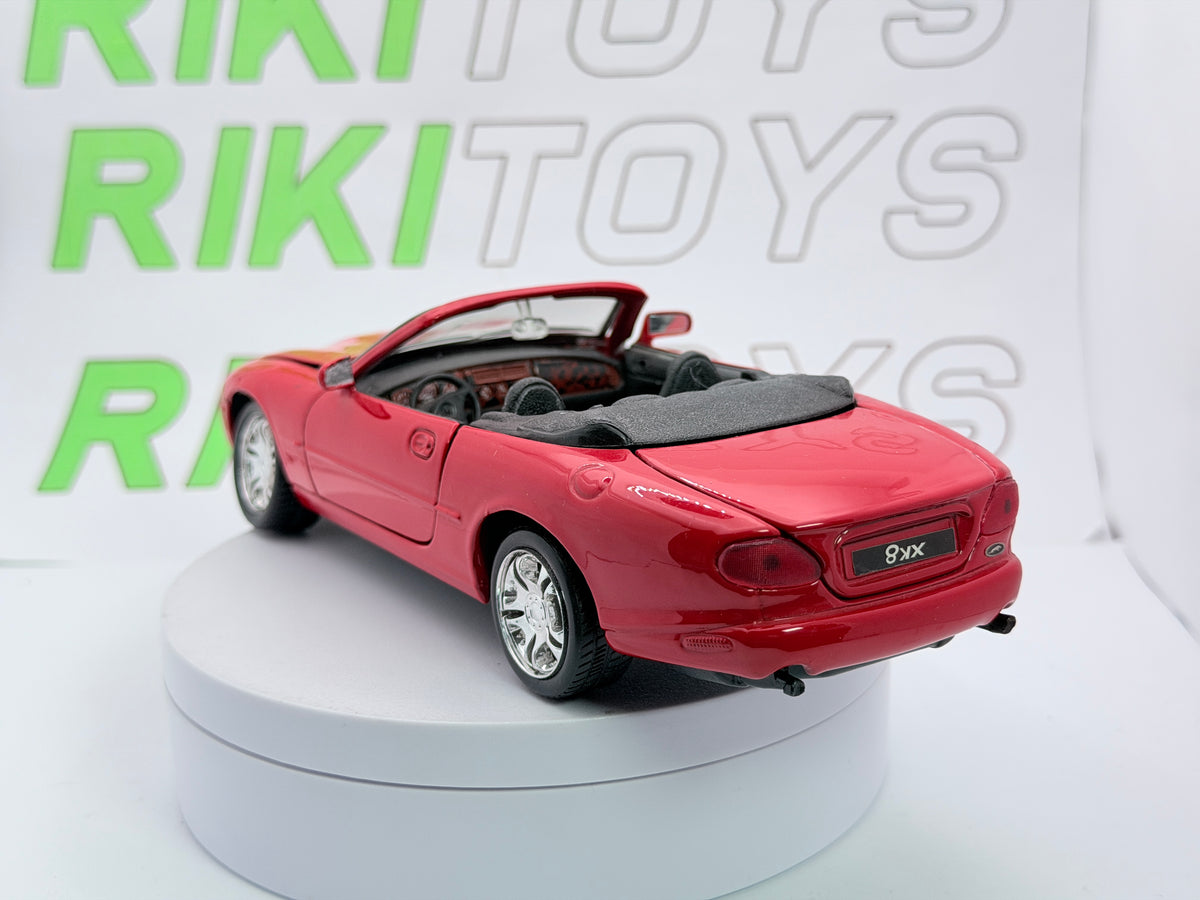 Jaguar XK8 Spider Maisto 1/24 Rosso