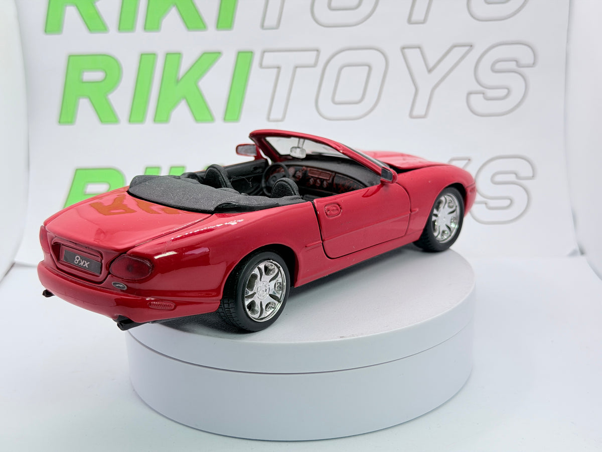Jaguar XK8 Spider Maisto 1/24 Rosso