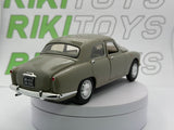 Alfa Romeo 1900 berlina Leo Models 1/24 Marrone chiaro 1950