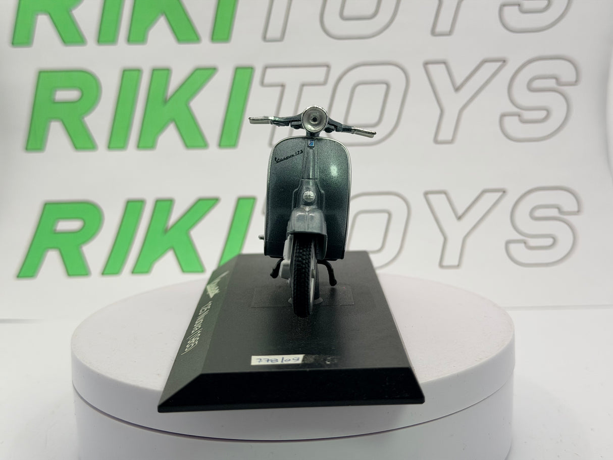 Piaggio Vespa 125 Nuova Maisto 1/24 Grigio 1965