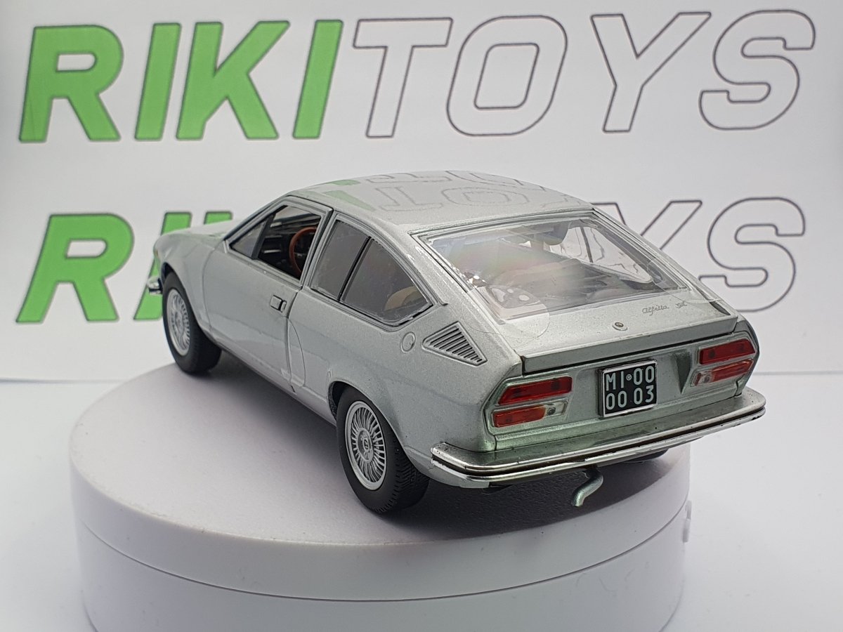 Alfa Romeo Alfetta GT Leo Models 1/24 Argento 1974 - RikiToys - Leo Models