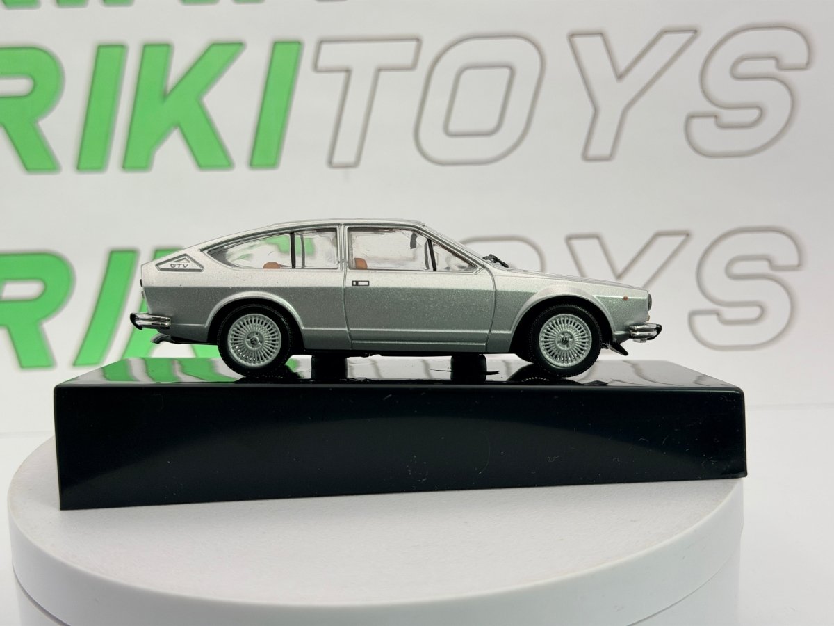 Alfa Romeo Alfetta GTV 2000 Edicola 1/43 Argento - RikiToys - Edicola