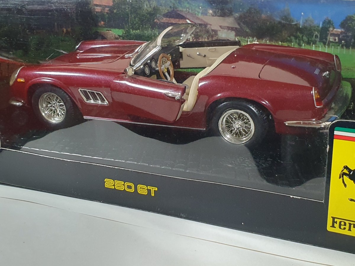 Ferrari 250 GT California Hot Wheels 1/18 Marrone met. 1957 - RikiToys - Hot Wheels