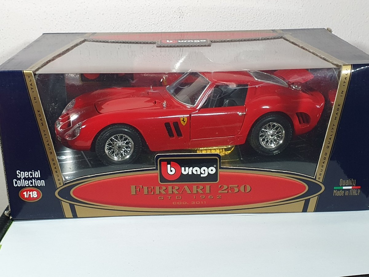 Ferrari 250 GTO Burago 1/18 Rosso 1961 - RikiToys - Burago