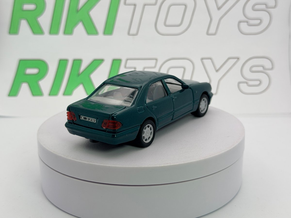 Mercedes Benz E 320 Welly 1/40 Verde - RikiToys - Welly
